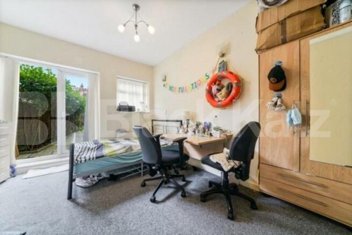 Gas, electricity & water included this property is ideal for 3 Sharers.  Caledonian Road, Islington