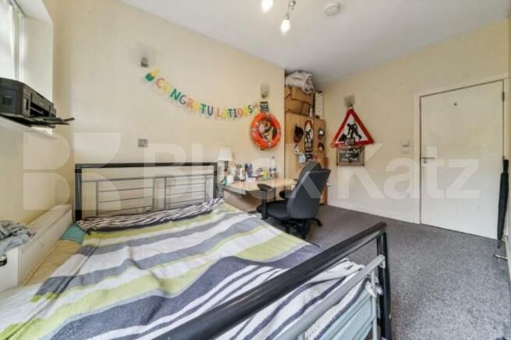 Gas, electricity & water included this property is ideal for 3 Sharers.  Caledonian Road, Islington