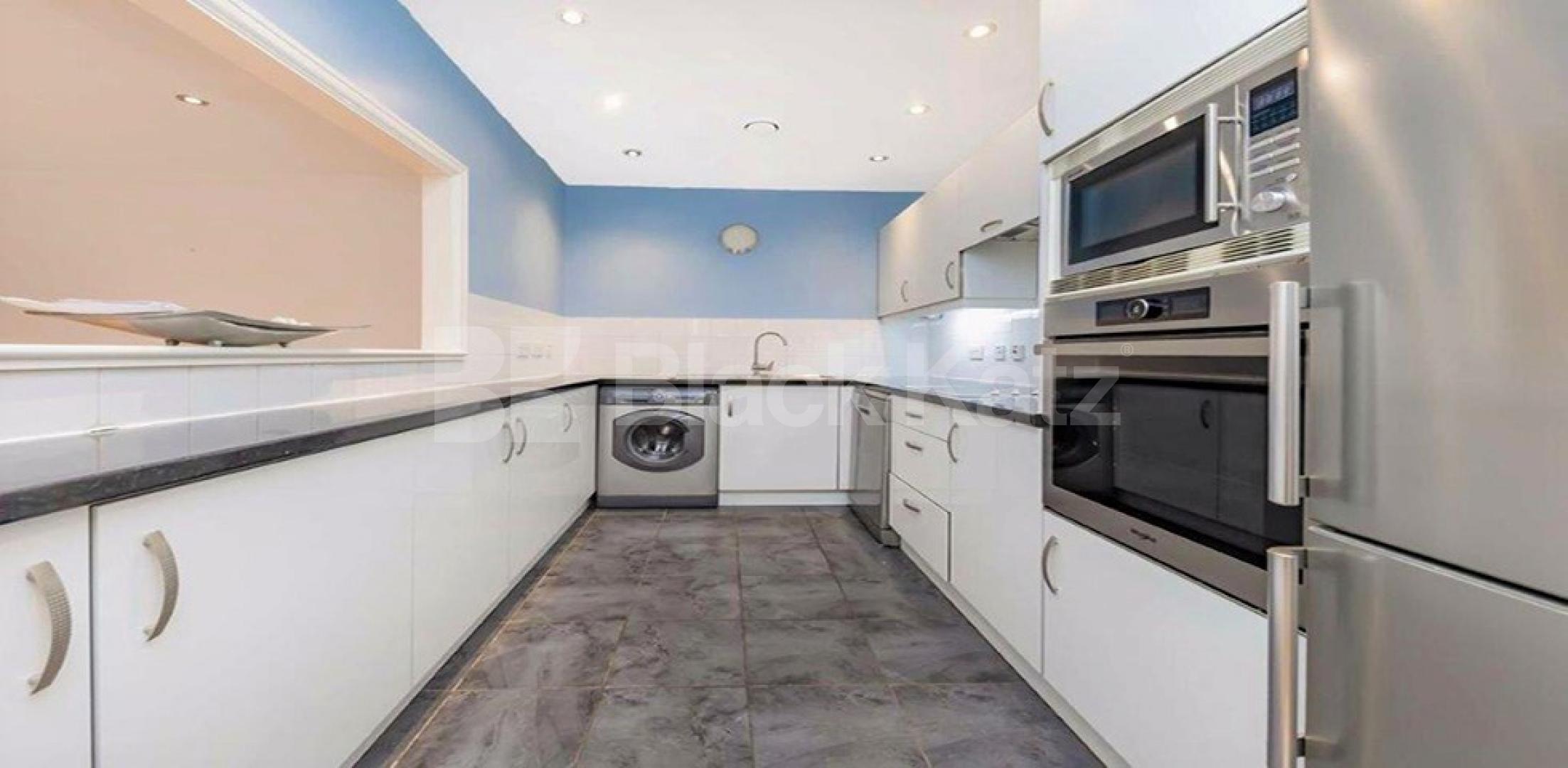 Natural light throughout 2 Bedroom, Furnished Flat in Gilbey House