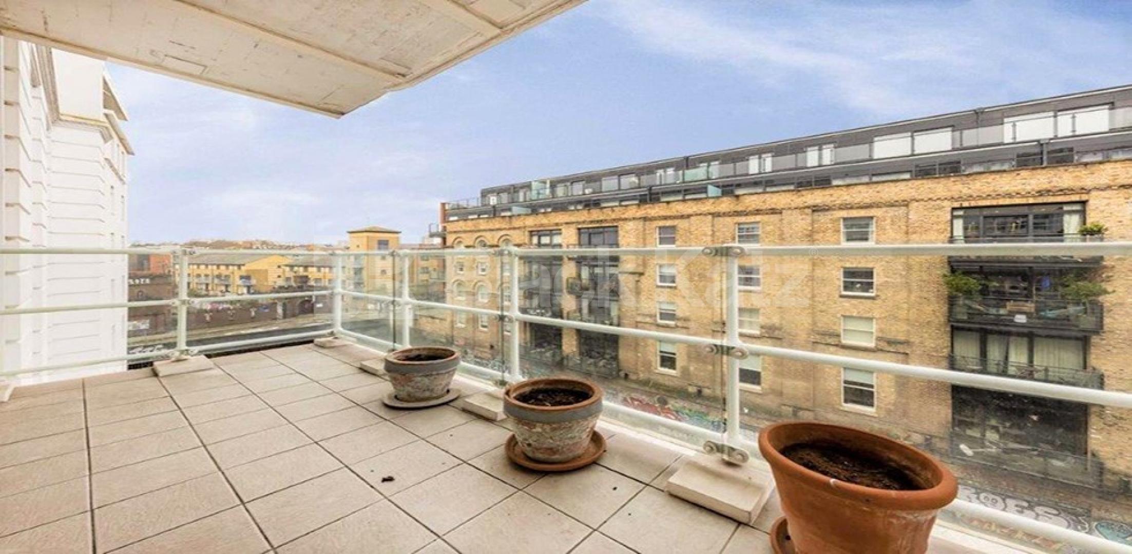 Natural light throughout 2 Bedroom, Furnished Flat in Gilbey House