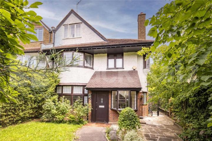 2 bedroom property sandwiched between East finchley and Highgate  Great North Road, Highgate / East Finchley 