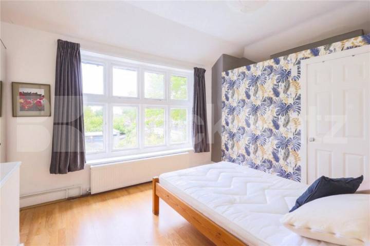 2 bedroom property sandwiched between East finchley and Highgate  Great North Road, Highgate / East Finchley 