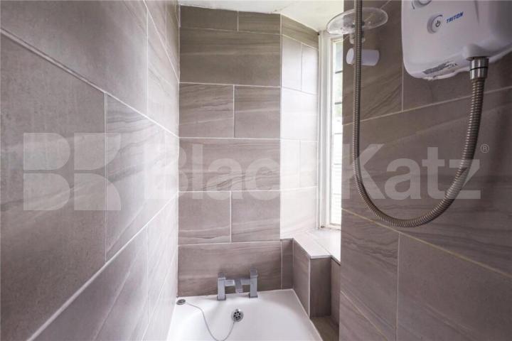 2 bedroom property sandwiched between East finchley and Highgate  Great North Road, Highgate / East Finchley 