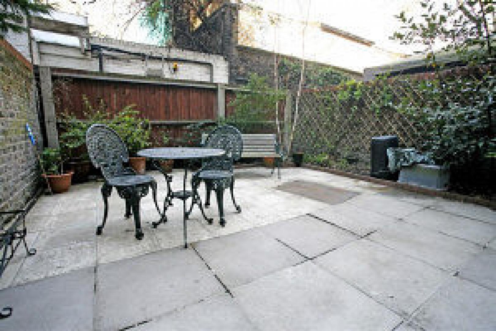 			NEW INSTRUCTION!, 2 Bedroom, 1 bath, 1 reception Flat			 Calthorpe Street, KINGS CROSS-RUSSELL SQUARE