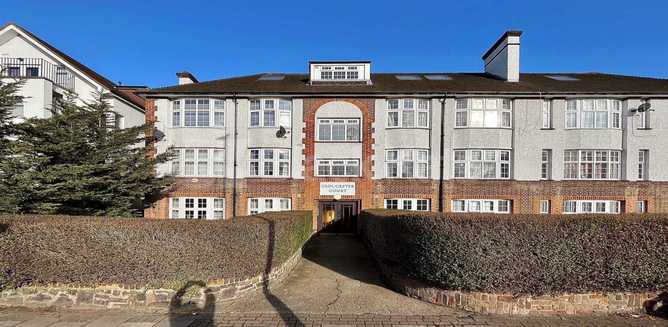 			2 Bedroom, 1 bath, 1 reception Flat			 Golders Green Road, GOLDERS GREEN