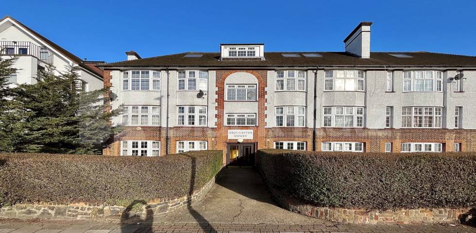 			2 Bedroom, 1 bath, 1 reception Flat			 Golders Green Road, GOLDERS GREEN