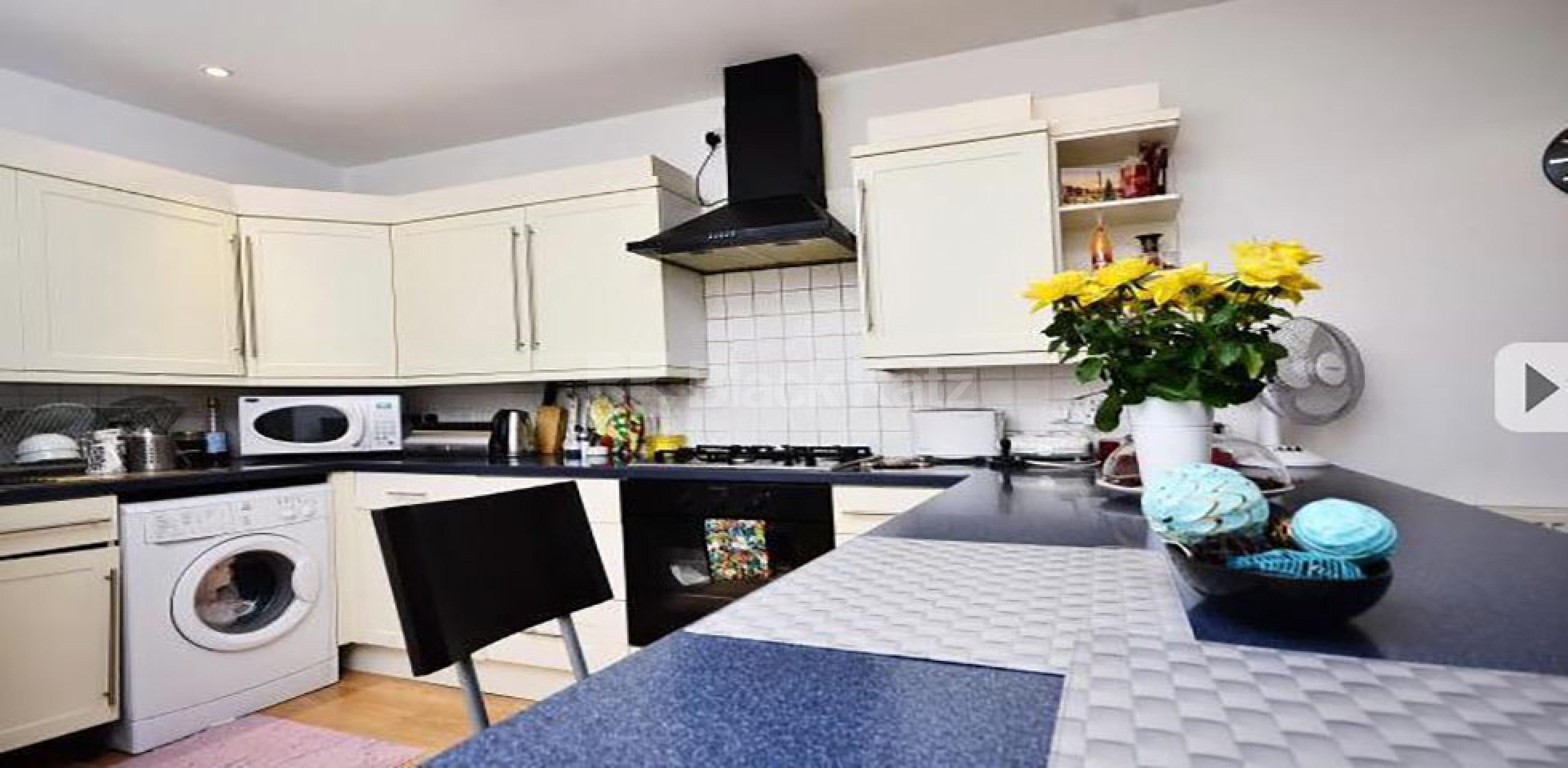 			NEW INSTRUCTION, 4 Bedroom, 1 bath, 1 reception Maisonette			 Grange Road, London Bridge / Bermondsey SE1