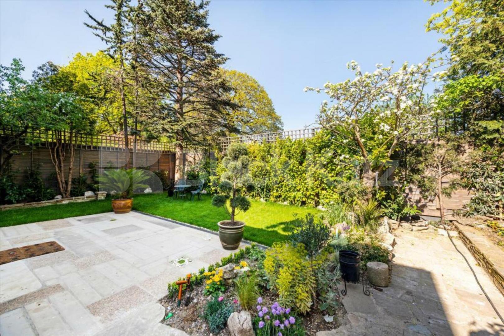 Stunning four bedroom property with a private garden Great North Road, Highgate