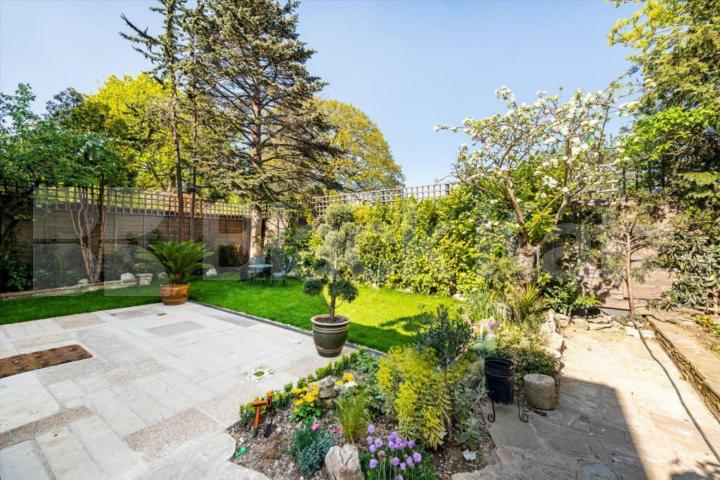 Stunning four bedroom property with a private garden Great North Road, Highgate