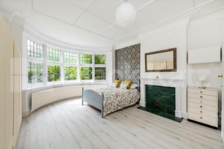 Stunning four bedroom property with a private garden Great North Road, Highgate