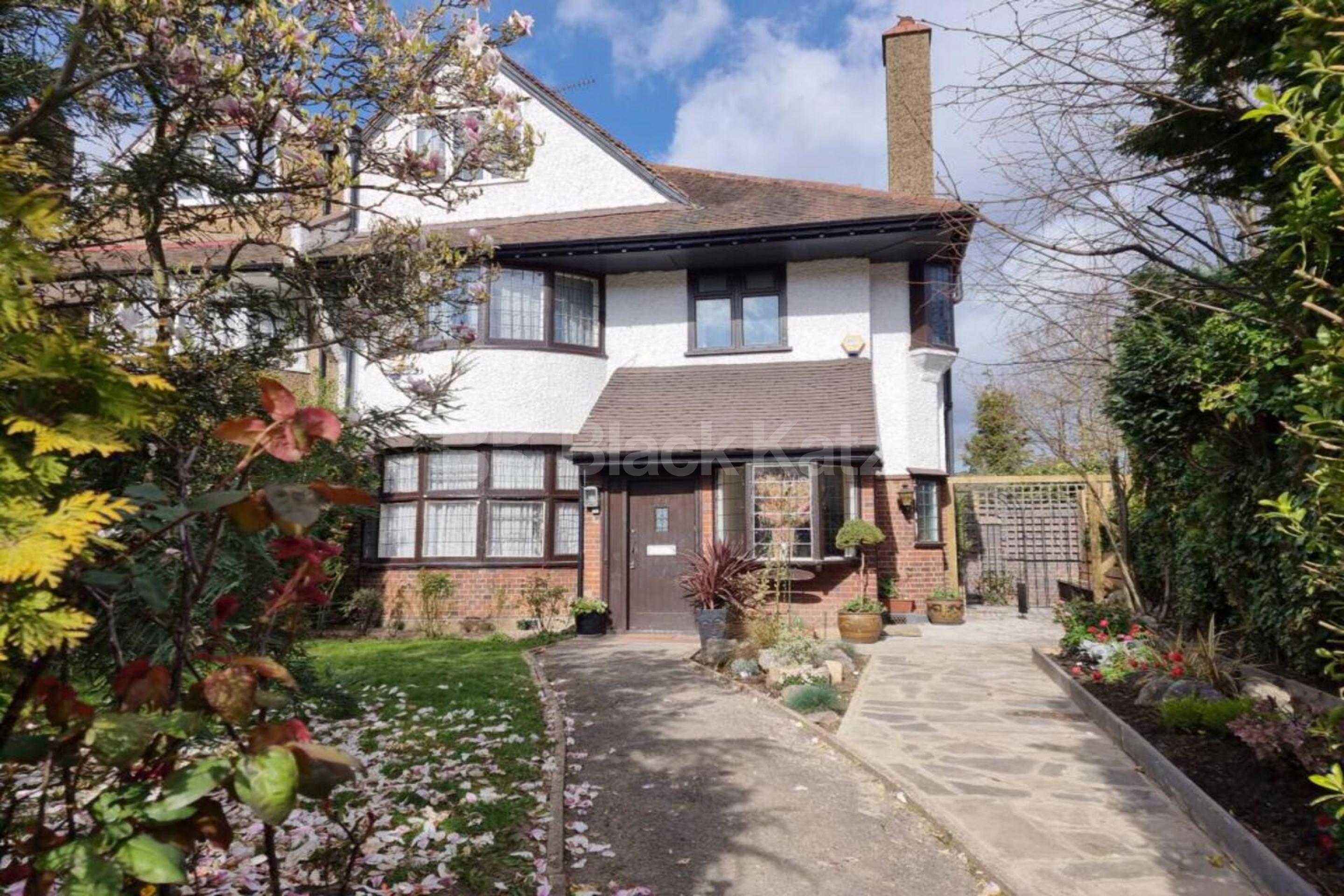 Stunning four bedroom property with a private garden Great North Road, Highgate N6