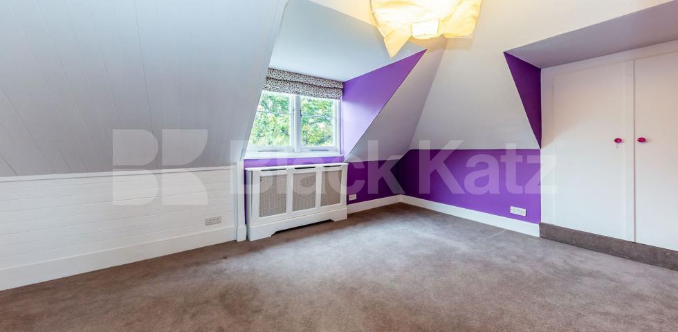 			WHOLE HOUSE WITH A GARDEN, 4 Bedroom, 1 bath, 1 reception House			 Chase Side, Enfield