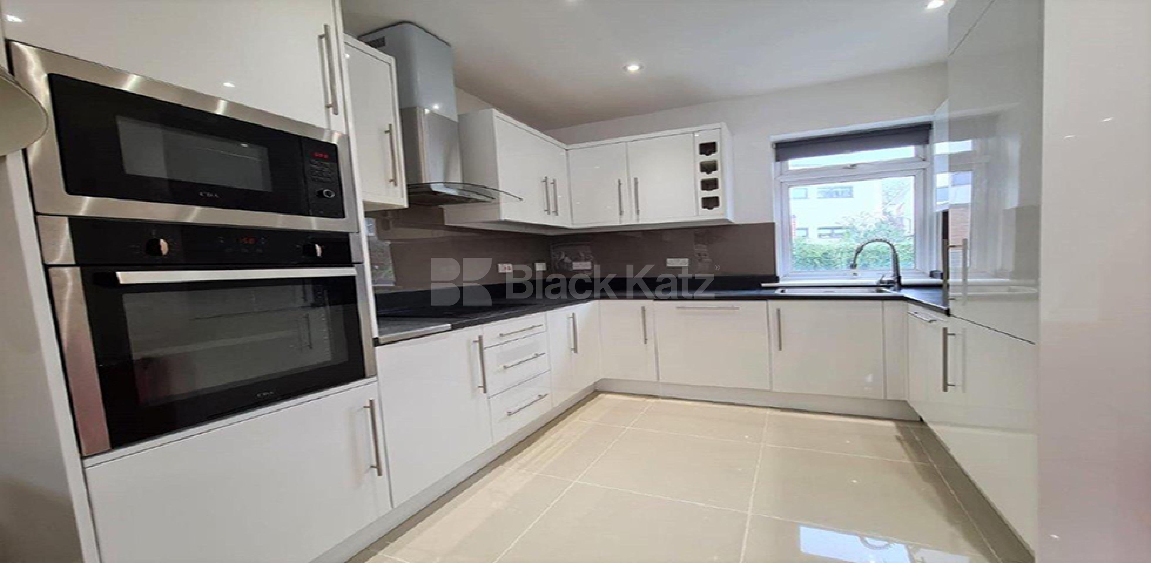 			NEW INSTRUCTION!, 2 Bedroom, 1 bath, 1 reception Flat			 Parkway, CAMDEN NW1