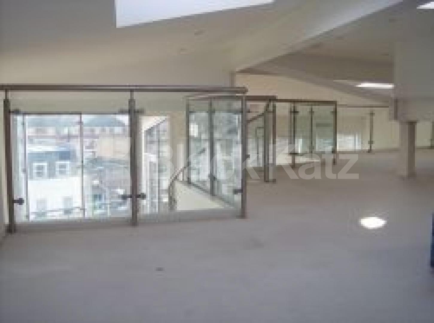 			LET, 3 Bedroom, 1 bath, 1 reception Flat			 Shad Thames, Shad Thames