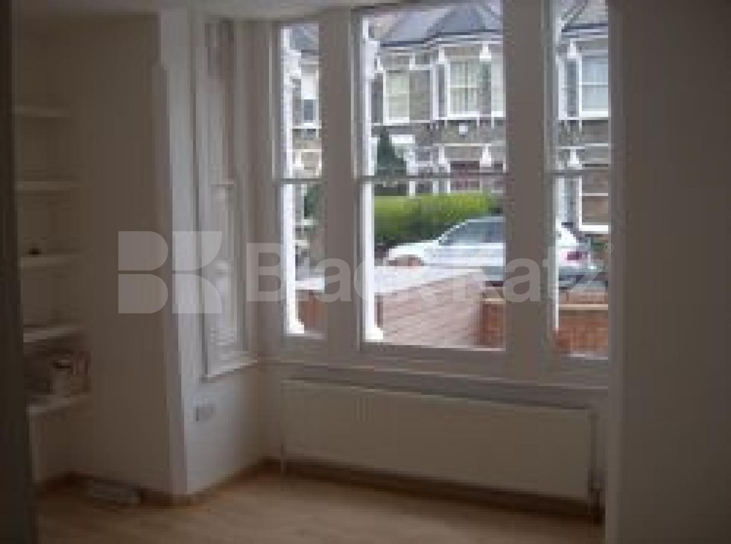 			LET, 2 Bedroom, 1 bath, 1 reception Flat			 Crescent Lane, Clapham