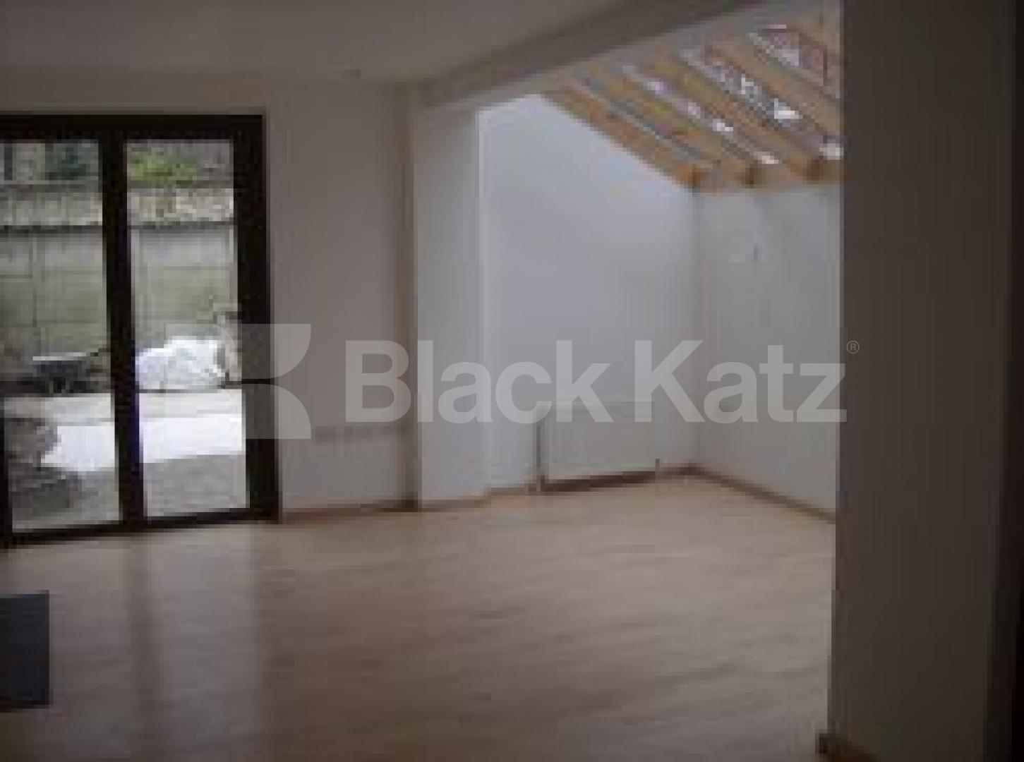 			LET, 2 Bedroom, 1 bath, 1 reception Flat			 Crescent Lane, Clapham