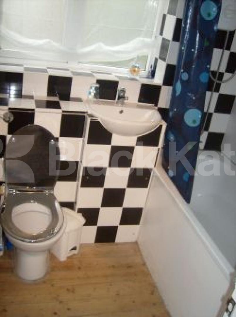 			NEW INSTRUCTION, 3 Bedroom, 1 bath, 1 reception Flat			 Southwark Park Road, Bermondsey