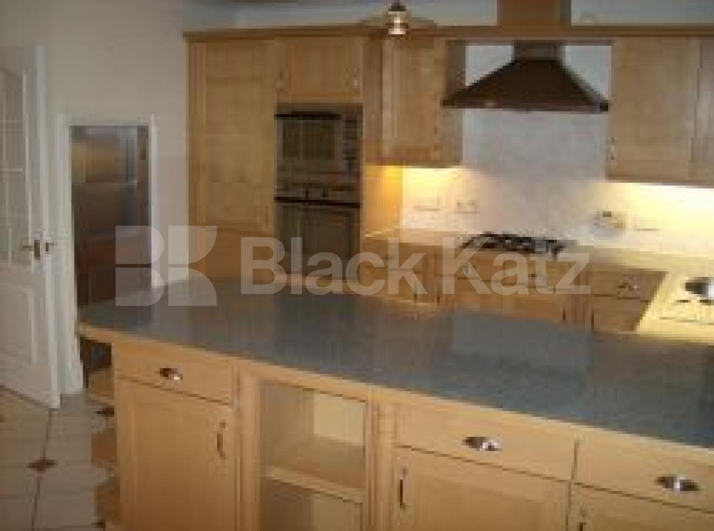 			LET, 4 Bedroom, 1 bath, 1 reception House			 Roseneath Road, Clapham