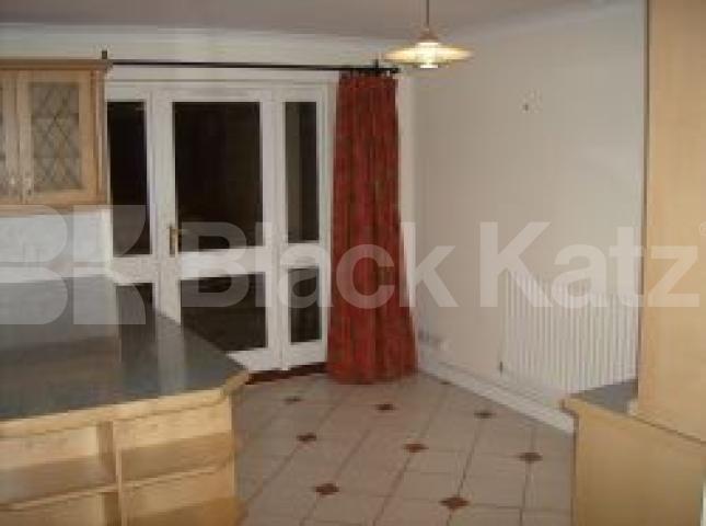 			LET, 4 Bedroom, 1 bath, 1 reception House			 Roseneath Road, Clapham