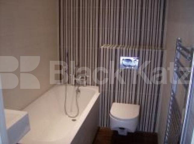 			2 Bedroom, 1 bath, 1 reception Penthouse			 Leathermarket Street, London Bridge