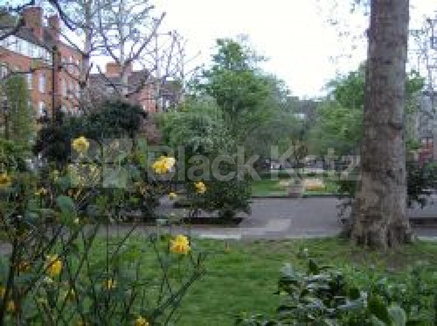 			LET , 3 Bedroom, 1 bath, 1 reception Flat			 Leighton House, John Islip Street, Pimlico