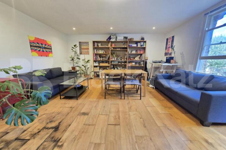 A spacious three double bedroom property located minutes to Caledonian Road Hartham Road, Caledonian Road