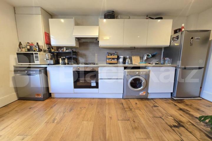 A spacious three double bedroom property located minutes to Caledonian Road Hartham Road, Caledonian Road