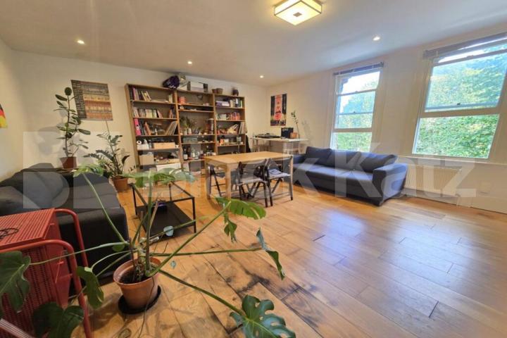 A spacious three double bedroom property located minutes to Caledonian Road Hartham Road, Caledonian Road