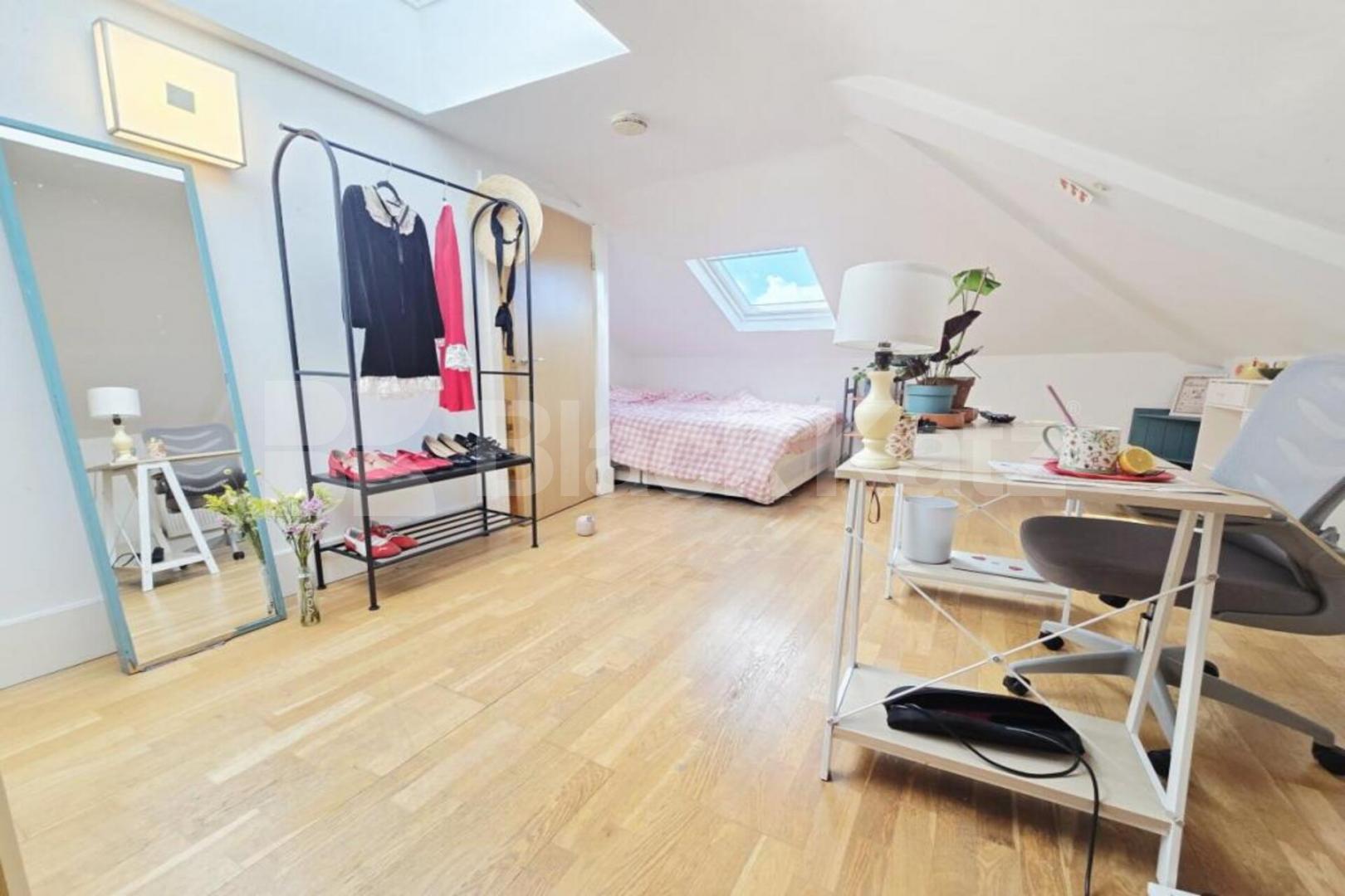 A spacious three double bedroom property located minutes to Caledonian Road Hartham Road, Caledonian Road