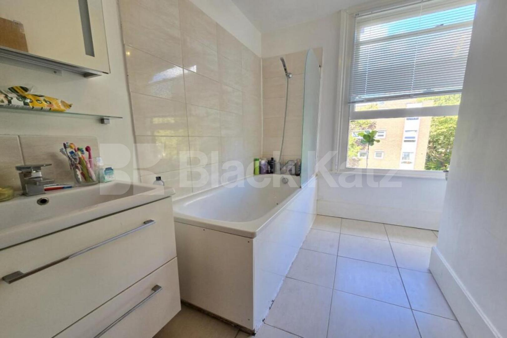 A spacious three double bedroom property located minutes to Caledonian Road Hartham Road, Caledonian Road