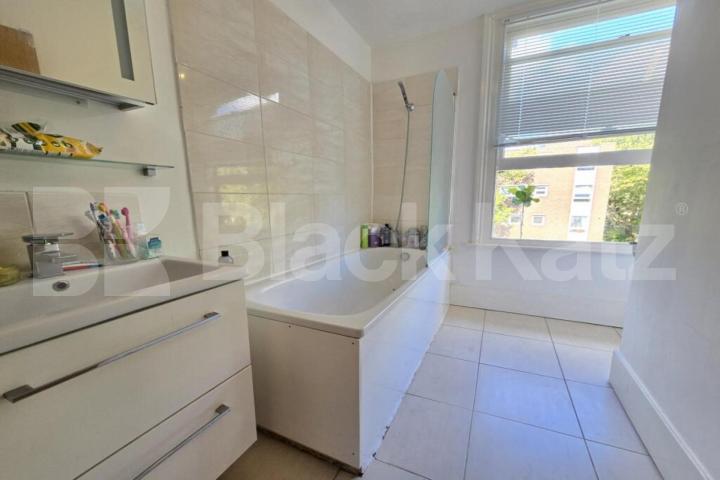 A spacious three double bedroom property located minutes to Caledonian Road Hartham Road, Caledonian Road