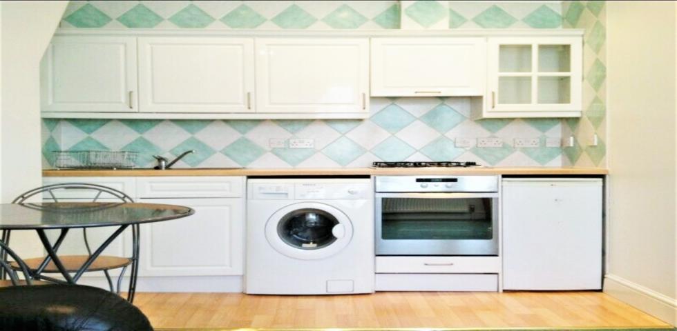 			WATER RATES INCLUDED, 1 Bedroom, 1 bath, 1 reception Flat			 Howitt Road, BELSIZE PARK