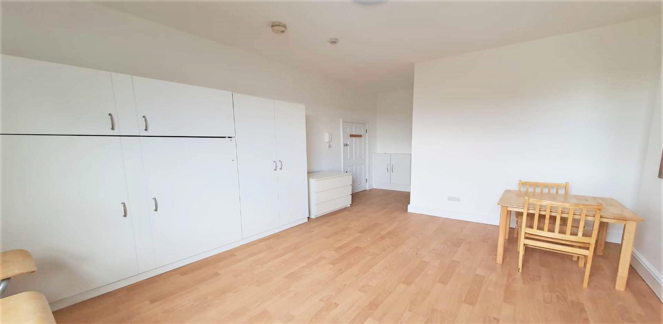 			WATER INCLUDED, Studio Apartment, 1 bath, 1 reception Apartment			 West End Lane, WEST HAMPSTEAD