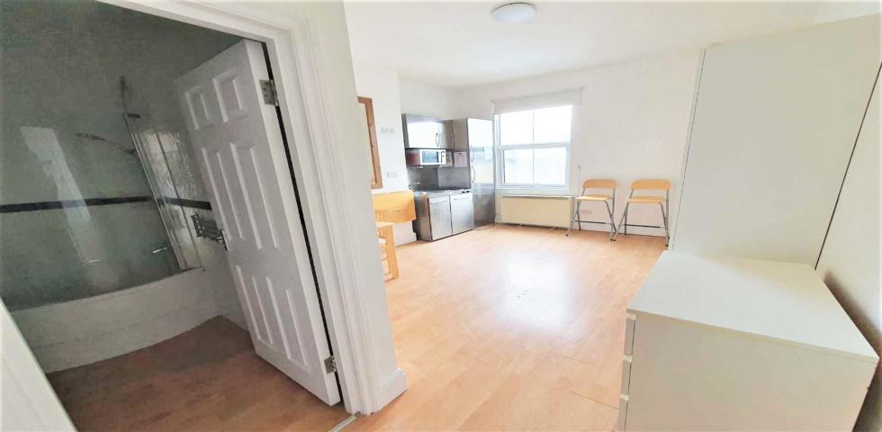 			WATER INCLUDED, Studio Apartment, 1 bath, 1 reception Apartment			 West End Lane, WEST HAMPSTEAD