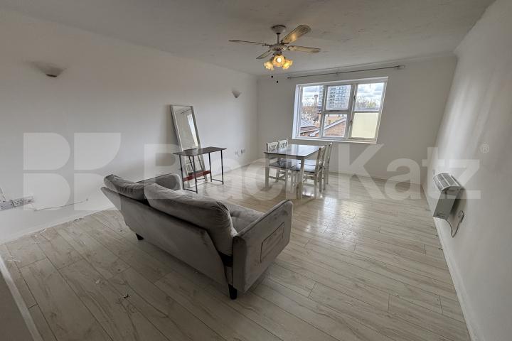 Duplex apartment flooded with natural light and very good storage Cadet Drive , Bermondsey