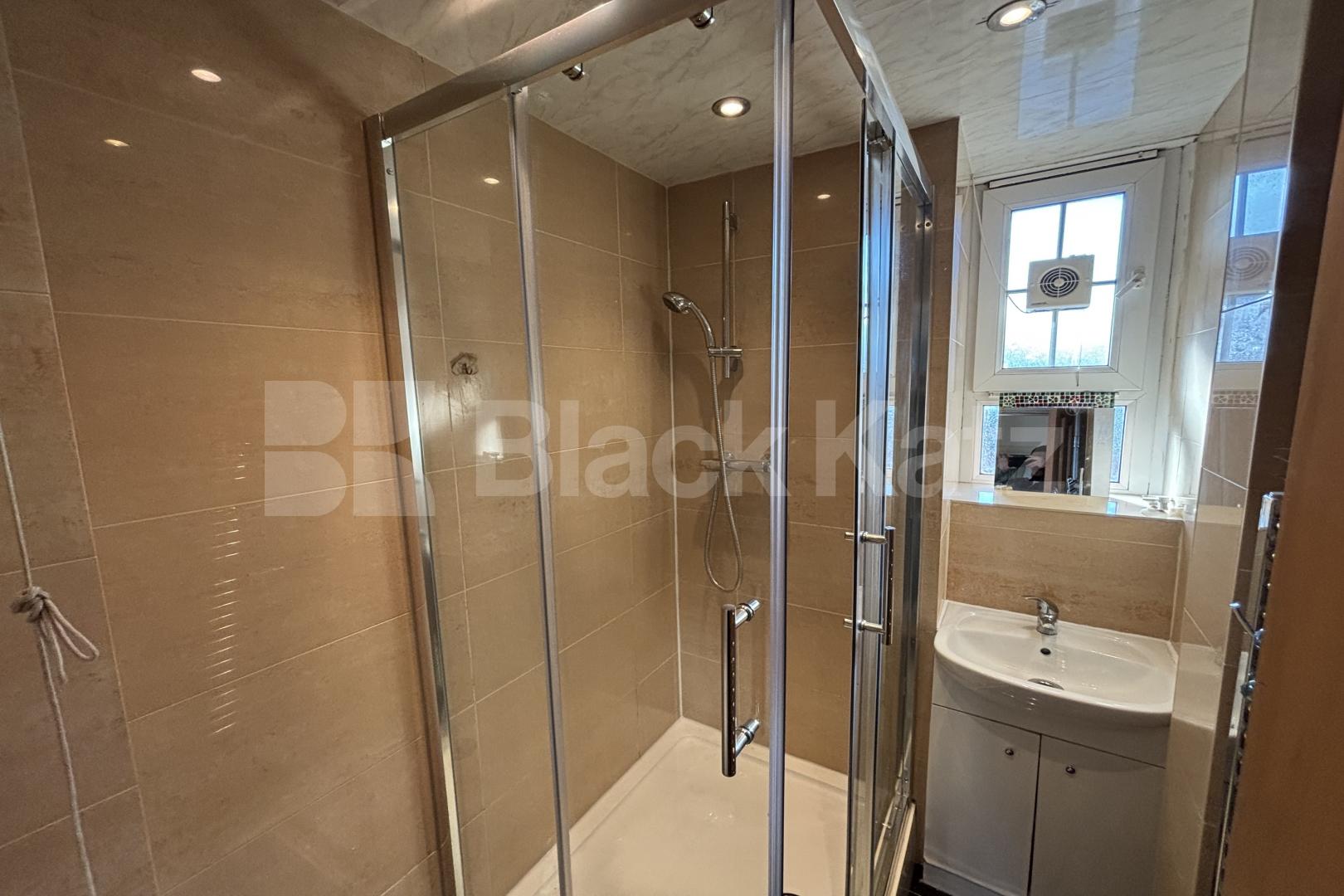 			3 Bedroom, 1 bath, 0 reception Apartment			 Harper Road , Borough/Elephant and Castle