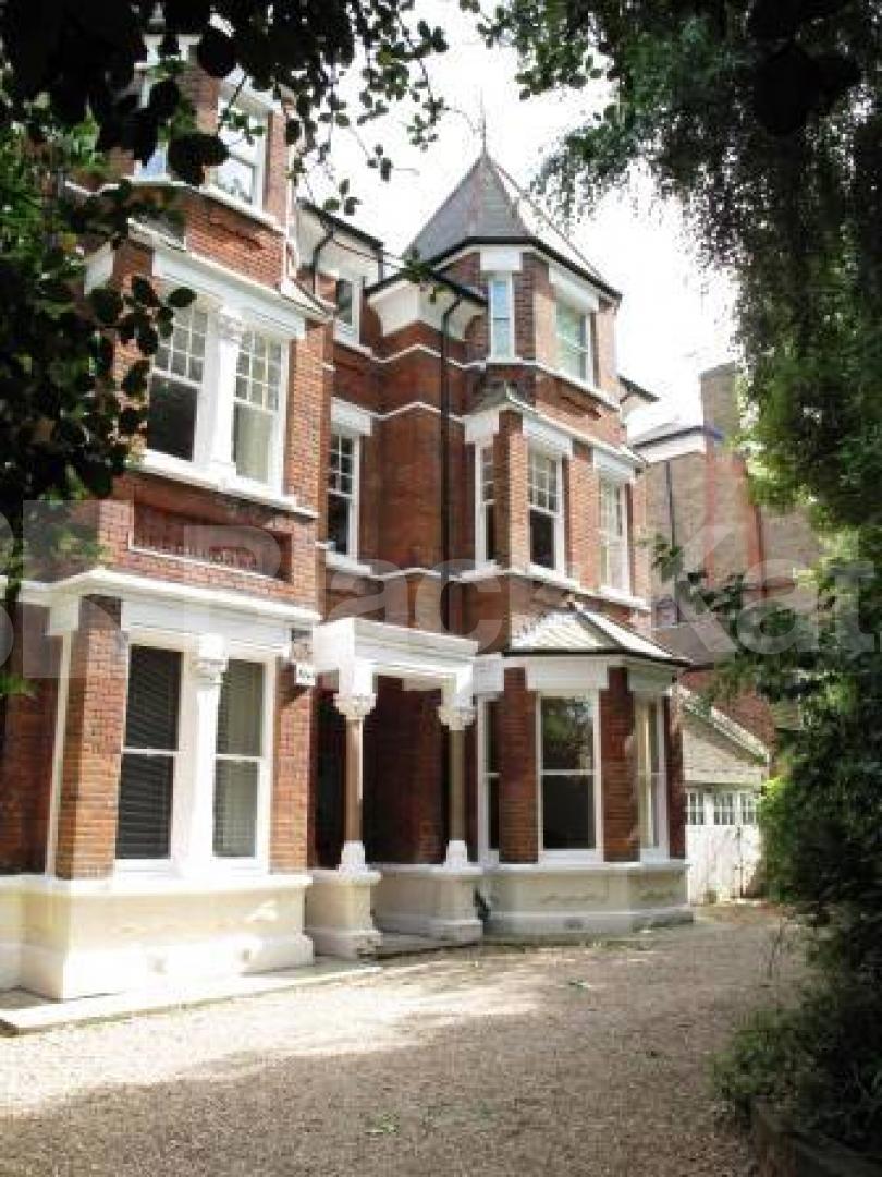 			UNIQUE FAMILY PROPERTY!, 4 Bedroom, 1 bath, 1 reception Flat			 Shepherds Hill, HIGHGATE