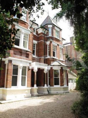 			UNIQUE FAMILY PROPERTY!, 4 Bedroom, 1 bath, 1 reception Flat			 Shepherds Hill, HIGHGATE