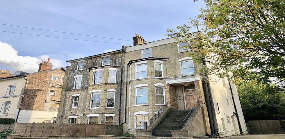 			UNDER OFFER    , 2 Bedroom, 1 bath, 1 reception Apartment			 Knollys Road, Tulse Hill/ Streatham Hill