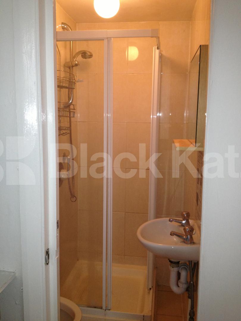 			NEW INSTRUCTION (One Month Deposit), Studio Apartment, 1 bath, 1 reception Flat			 Maclise Road, Kensington Olympia