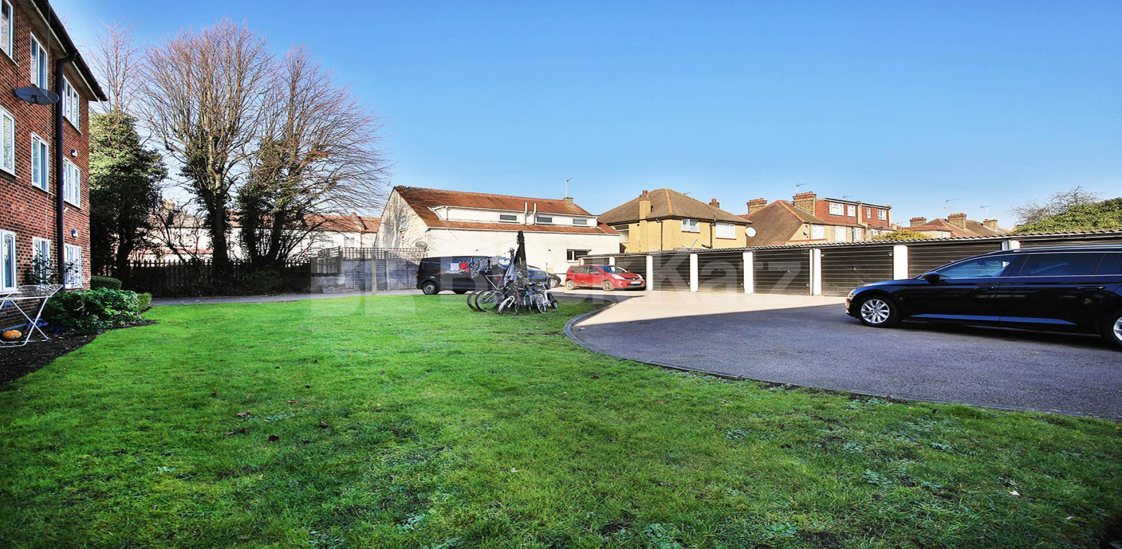 Refurbished 1 bedroom property with a study Oakleigh Road South, New Southgate 