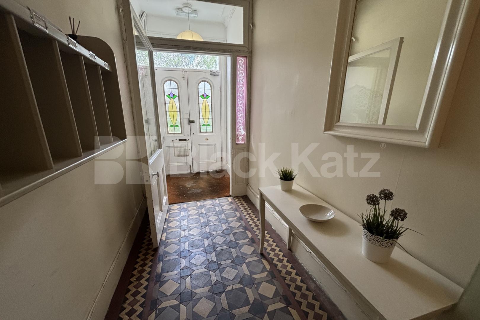 			3 Bedroom, 1 bath, 1 reception Apartment			 Brixton Hill, Brixton