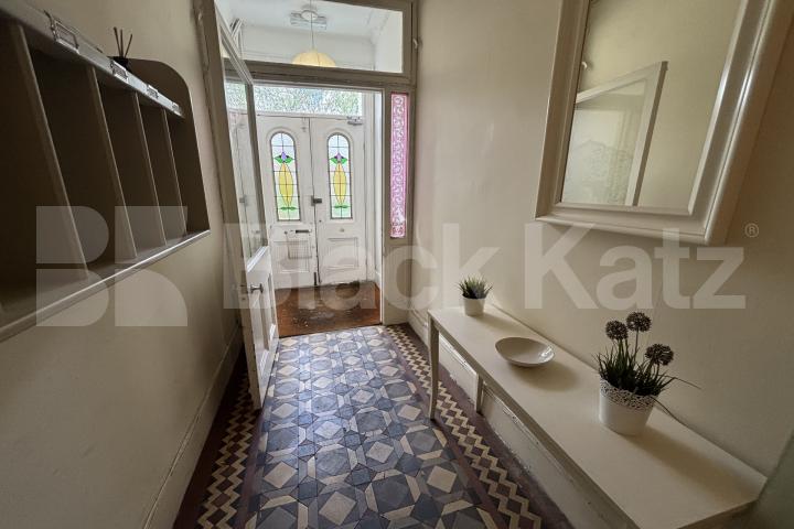 			3 Bedroom, 1 bath, 1 reception Apartment			 Brixton Hill, Brixton