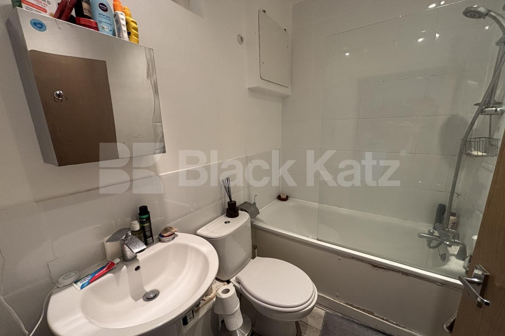 			3 Bedroom, 1 bath, 1 reception Apartment			 Brixton Hill, Brixton