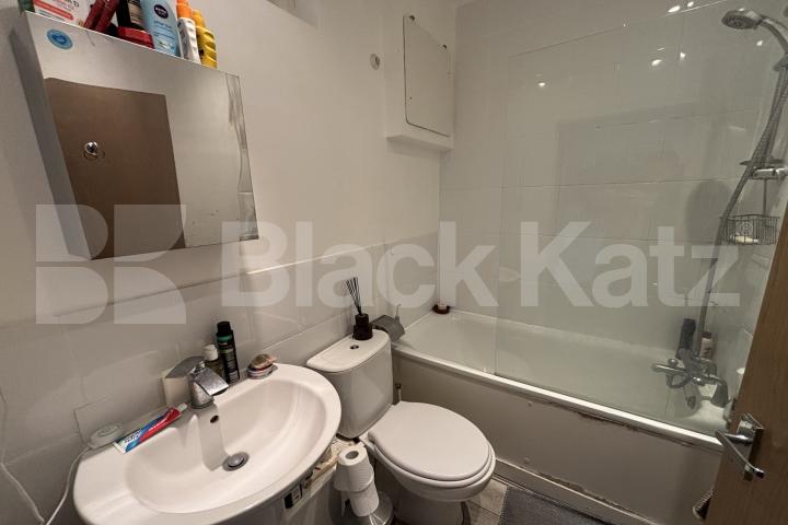 			3 Bedroom, 1 bath, 1 reception Apartment			 Brixton Hill, Brixton