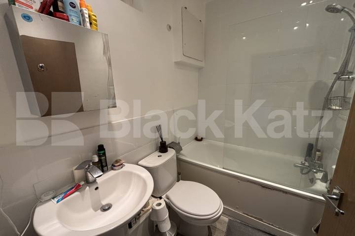 Flooded with natural light  & offering two bathrooms  Brixton Hill, Brixton