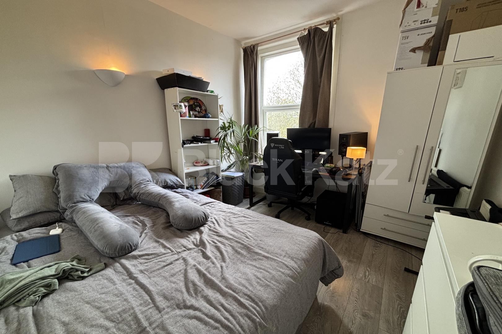 Flooded with natural light  & offering two bathrooms  Brixton Hill, Brixton