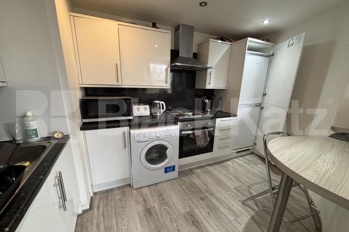 			3 Bedroom, 1 bath, 1 reception Apartment			 Brixton Hill, Brixton