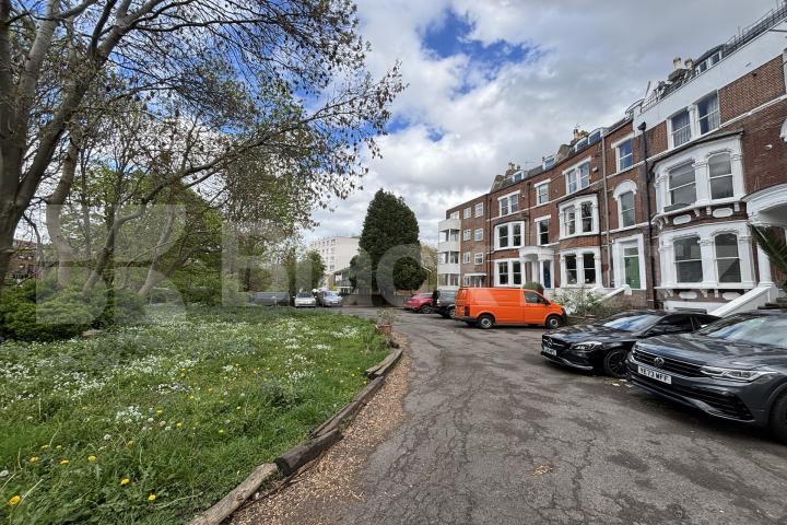 			3 Bedroom, 1 bath, 1 reception Apartment			 Brixton Hill, Brixton