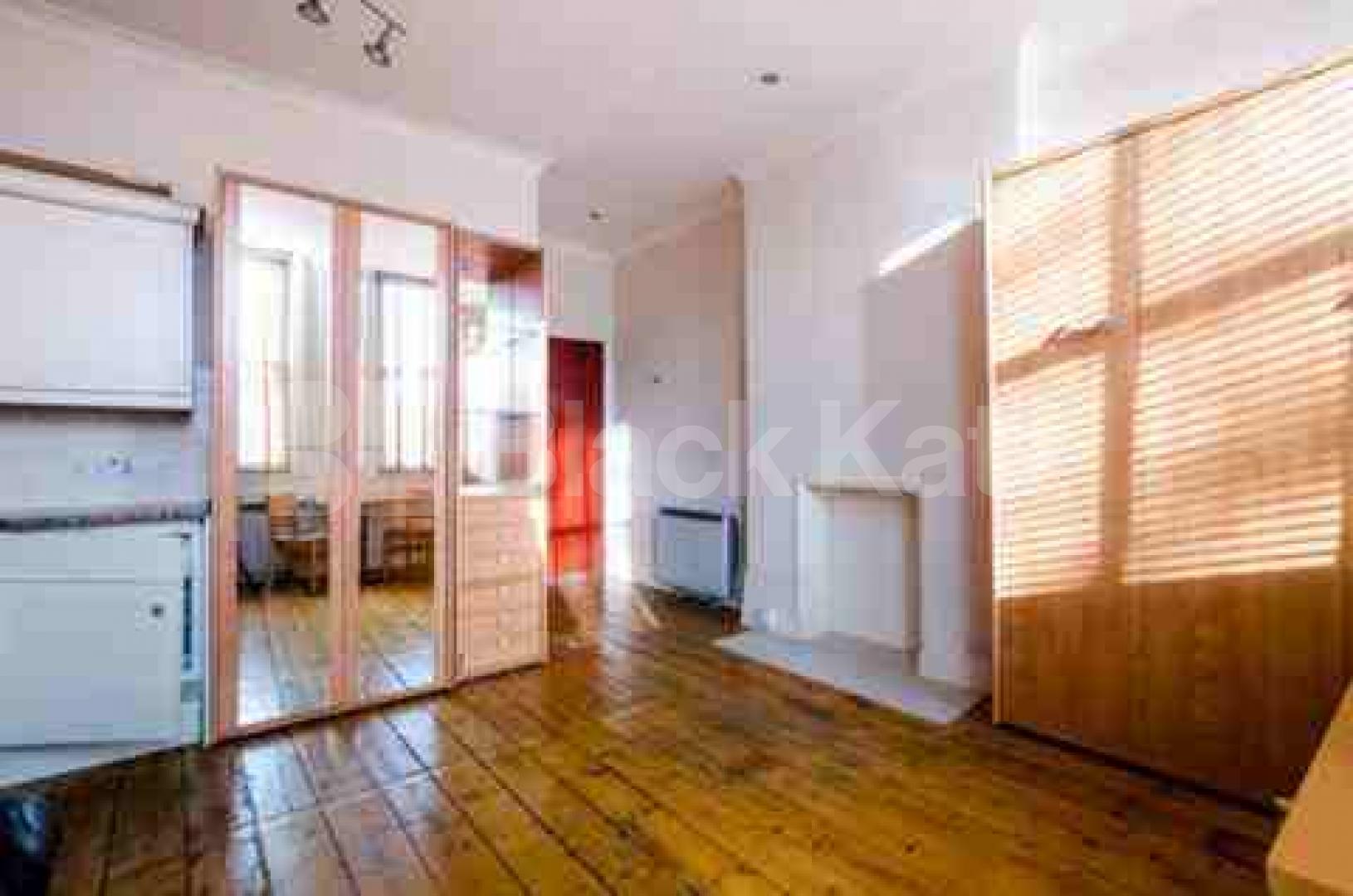 			UNDER OFFER , Studio Apartment, 1 bath, 1 reception Studio			 Chiswick High Road, Chiswick